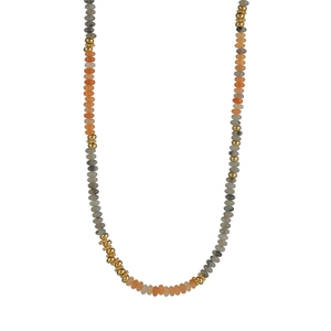 Détail d'un collier de perles colorées en pierre naturelle avec accents en métal doré