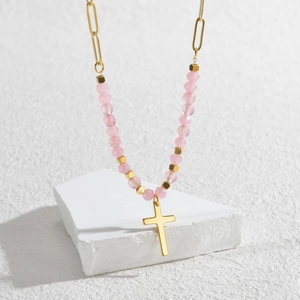 Collier de perles roses avec chaîne trombone dorée et un pendentif croix minimaliste