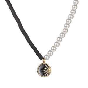 Collana con ciondolo sole bohémien con perle bianche e perline nere su oro