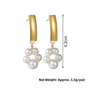 Détail de boucles d'oreilles perles avec dimensions 4.2cm et poids 5.5g sur fond blanc