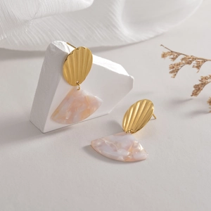 Boucles d'oreilles dorées vintage en forme d'éventail avec pendentif marbré