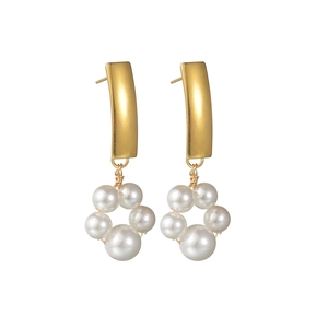 Détails de boucles d'oreilles vintage en forme d'éventail doré avec grappes de perles