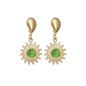 Détail de boucles d'oreilles vintage en or avec éventail, étoile solaire et gemme verte