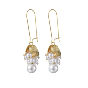 Boucles d'oreilles feuilles dorées avec perles blanches et longs crochets élégants