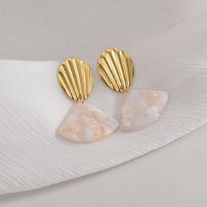 Boucles d'oreilles vintage en éventail avec pendentif en résine marbrée et métal doré