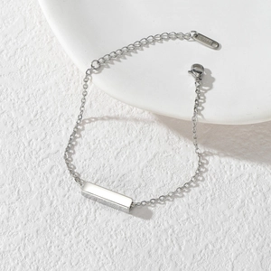 Détail macro du bracelet barrette en acier inoxydable poli avec fermoir mousqueton