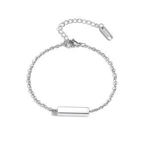 Gros plan détaillé d'un bracelet barrette en acier inoxydable argenté avec chaîne réglable