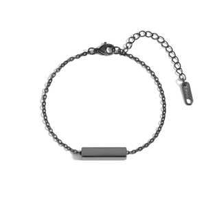 Détail du bracelet barre rectangulaire en acier inoxydable noir avec fermoir et chaîne réglable