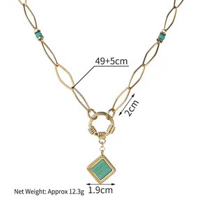 Collana dorata con pendente quadrato in pietra verde smeraldo e dettagli di perline