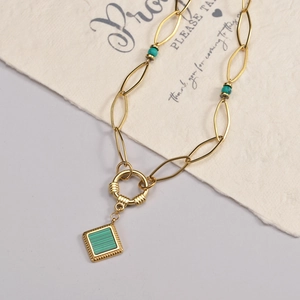 Collana a catena dorata con pendente quadrato verde e accenti di perline turchesi
