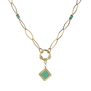 Collana dorata con ciondolo quadrato color smeraldo e perline di turchese lucido