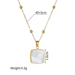 Collier doré minimaliste avec pendentif carré en nacre et détails de perles dorées