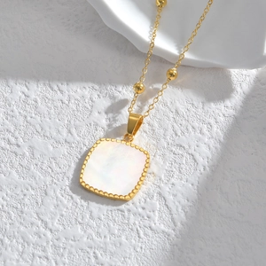 Collier pendentif carré minimaliste en nacre avec finition en acier doré poli