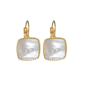 Détail de boucles d'oreilles carrées dorées avec nacre et bordure festonnée