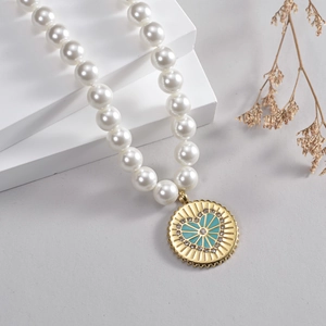 Collana di perle vintage con ciondolo a moneta d'oro e motivo a cuore blu radioso
