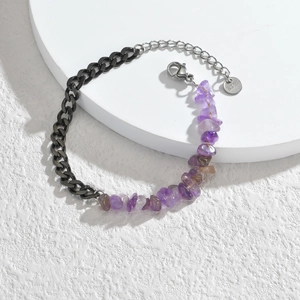 Dettaglio del bracciale in acciaio inossidabile con ametista, catena nera e chiusura regolabile