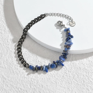 Dettaglio del bracciale in acciaio inossidabile con pietre blu e catena grezza