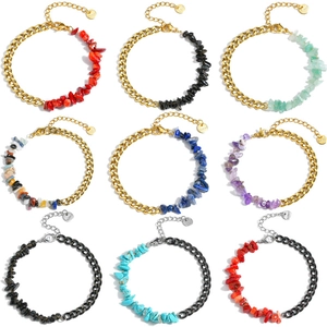 Dettaglio di nove bracciali in pietre colorate con catene metalliche regolabili e chiusure