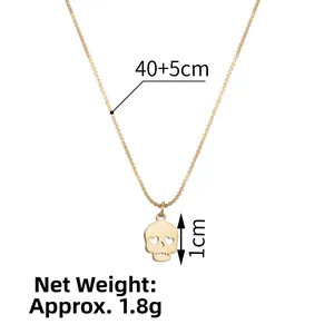 Vue détaillée du pendentif crâne en acier doré 14K avec dimensions de chaîne 40+5cm