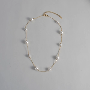 Collier vintage en acier inoxydable plaqué or 14K avec neuf perles blanches élégantes