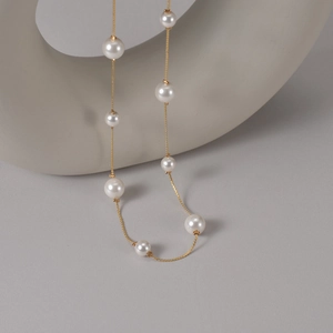 Collier élégant plaqué or 14K avec perles asymétriques sur support géométrique minimaliste