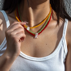 Collier De Perles Colorées Avec Pendentif Lettre Initiale Chaîne En Acier Inoxydable Bijoux Pour Femmes