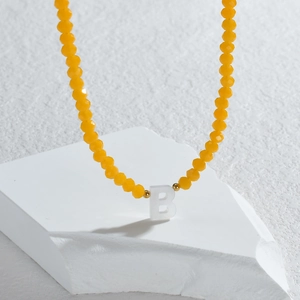 Collier de perles coloré fait main avec perles jaunes facettées et pendentif lettre B