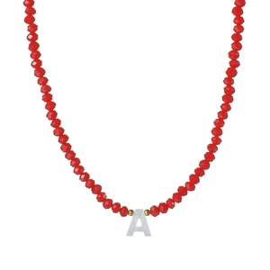 Collier en perles colorées avec perles rouges facettées et pendentif lettre A en nacre