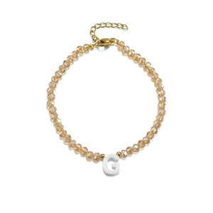 Champagne kristallen kralenarmband met een witte letter G bedel en gouden sluiting