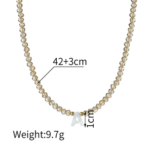 Collier artisanal minimaliste en perles de cristal champagne et pendentif lettre A en nacre