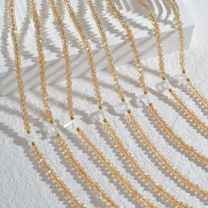 Collier artisanal perlé avec perles de verre champagne et pendentifs de lettres