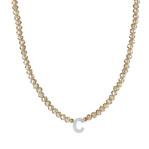 Détail d'un collier en perles de cristal champagne avec pendentif lettre C blanc