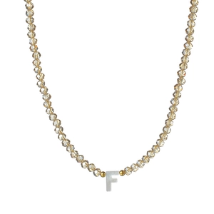 Collier minimaliste en perles de cristal champagne avec pendentif lettre F en nacre