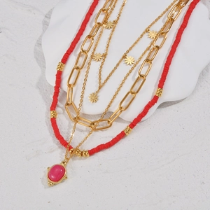 Collier multi-rangs plaqué or 14K avec perles rouges, chaîne trombone et pendentif rose