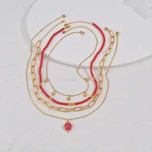Ensemble de quatre colliers en acier inoxydable plaqué or 14K avec perles rouges et fleur