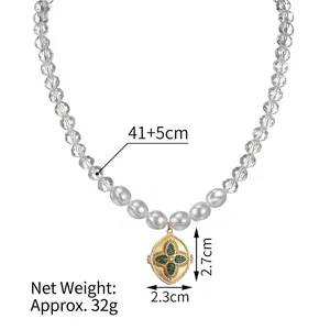 Collier ovale doré avec trèfle vert, perles de cristal et perles blanches sur fond blanc