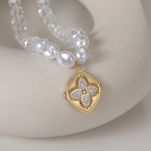 Collier élégant en perles avec pendentif ovale doré et centre étincelant en zircon