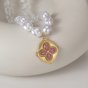 Collier à pendentif ovale doré vintage avec zircon rose et perles baroques
