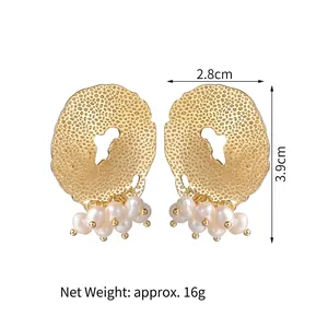Irregular hammered gold earrings with white pearls, size 2.8x3.9cm and 16g weight