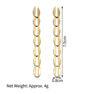 Goldene Edelstahl-Ohrringe mit ovalen Quasten im Schichtdesign und 7,5 cm Länge Detail