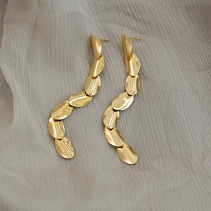Elegante goldene ovale Fransenohrringe aus Edelstahl im minimalistischen Design