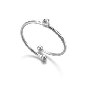 Détail d'une bague réglable en acier inoxydable argenté sertie d'un zircon étincelant