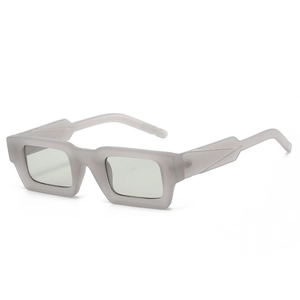 Lunettes de soleil carrées gris translucide mat avec branches géométriques, vue de profil