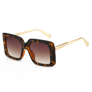 Fashionable oversized tortoise sunglasses with gradient lenses and gold segmented temples