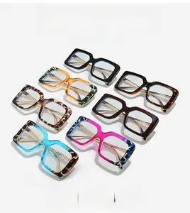 Détails de lunettes carrées rétro avec des branches métalliques ciselées de luxe