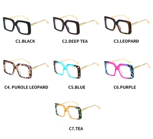 Détails de lunettes carrées avec branches en métal doré texturé disponibles en sept coloris