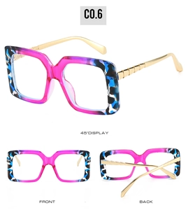 Vue détaillée des lunettes à monture rose et bleue avec branches dorées style bambou