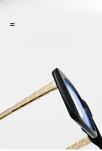 Détails des branches métalliques légères et super élastiques sur lunettes noires