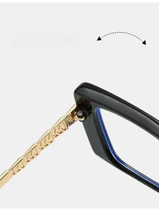 Détail macro de charnières dorées de haute qualité avec motifs fléchés sur monture noire