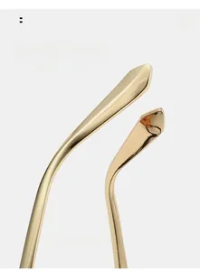 Détail des branches en métal doré courbé pour lunettes de style hip-hop tendance